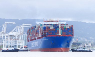 Oakland, Ca - 16 Mayıs 2019: Amerika Birleşik Devletleri 'nin en işlek beşinci limanı olan Oakland Limanı' ndan çıkmak için Kargo Gemisi Cosco Nakliye Rose 'a yardım eden birden fazla römorkör.