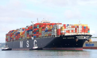 Oakland, Ca - 20 Mayıs 2019: Birden fazla römorkör, ABD 'nin en işlek beşinci limanı olan Oakland Limanı' ndan çıkmak için kargo gemisi Msc Vandya 'ya yardım ediyor.