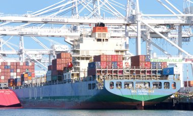 Oakland, Ca - Haziran 06, 2019: Mol Experience Oakland Limanı 'nda yükleniyor. Mol, Mitsui O.S.K. Ltd., bir Japon nakliye şirketidir ve dünyanın en büyük nakliye şirketlerinden biridir..