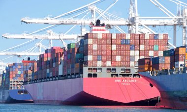 Oakland, Ca - Haziran 06, 2019: Kargo Gemisi Bir Arcadia Oakland Limanı 'na yükleniyor. Ocean Network Express, Nippon Yusen Kaisha ile Mitsui O.S.K. Satırlar ve K Çizgisi.