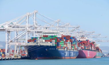 Oakland, Ca - Haziran 06, 2019: Birleşik Devletler 'in en işlek beşinci limanı olan Oakland Limanı' nda yüklenen çok sayıda kargo gemisi.