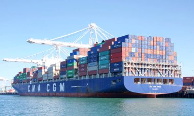 Oakland, Ca - Haziran 06, 2019: Kargo Gemisi Cma Cgm Tage, ABD 'nin en büyük beşinci limanı Oakland Limanı' nda yükleniyor..