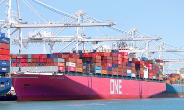 Oakland, Ca - Haziran 06, 2019: Kargo Gemisi Bir Arcadia Oakland Limanı 'na yükleniyor. Ocean Network Express, Nippon Yusen Kaisha ile Mitsui O.S.K. Satırlar ve K Çizgisi.
