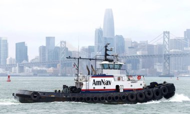 Oakland, Ca - 8 Temmuz 2019: San Francisco Körfezi 'nde Özgürlük. Amerikan Navigasyonu (Amnav), Foss Denizcilik Holding filosunun bir parçası. Römorkör motorları ve nispeten küçük gövdeleri var..