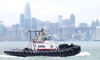 Oakland, Ca - 08 Temmuz 2019: San Francisco Körfezi 'nde Sandra Hugh. Amerikan Navigasyonu (Amnav), Foss Deniz Holding filosunun bir parçasıdır. Römorkör motorları ve nispeten küçük gövdeleri var..