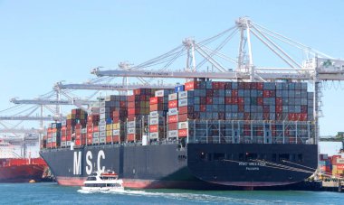 Oakland, Ca - 13 Temmuz 2019: Kargo Gemisi Msc Bettina ABD 'nin en işlek beşinci limanı olan Oakland Limanı' nda yükleniyor.