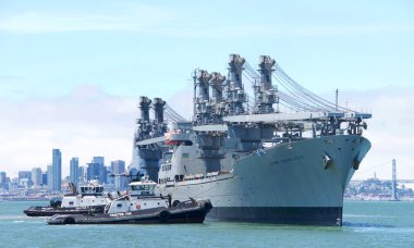 Alameda, Ca - 18 Temmuz 2019: Römorkör tekneleri Ahbra Franco ve Z-Four, eskiden Donanma Hava Üssü Alameda Alameda 'da bulunan Alameda Noktası' ndaki Büyük Kanyon Gemisi 'ne manevra için destek verdiler..