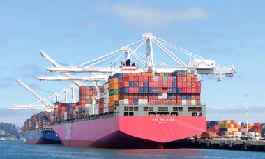 Oakland, Ca - 20 Temmuz 2019 Kargo Gemisi Arcadia Oakland Limanı 'na yükleniyor. Ocean Network Express, Nippon Yusen Kaisha ile Mitsui O.S.K. Satırlar ve K Çizgisi.