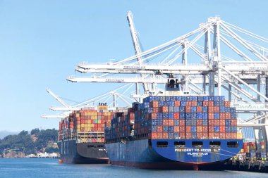 Oakland, Ca - 03 Ağustos 2019: Kargo Gemisi Başkanı Fd Roosevelt, ABD 'nin en işlek beşinci limanı olan Oakland Limanı' na yükleniyor..