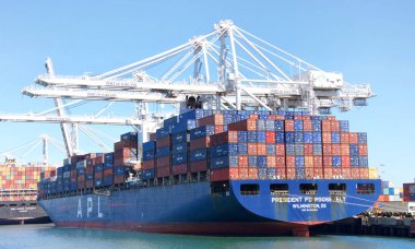 Oakland, Ca - 03 Ağustos 2019: Kargo Gemisi Başkanı Fd Roosevelt, ABD 'nin en işlek beşinci limanı olan Oakland Limanı' na yükleniyor..