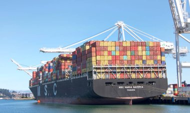 Oakland, Ca - 03 Ağustos 2019: Kargo Gemisi Msc Maria Saveria Oakland Limanı 'nda yükleme yaparken cankurtaran botu talimi yapıyor. Cankurtaran sandalı, bir gemideki en önemli hayat kurtaran ekipmanlardan biridir..