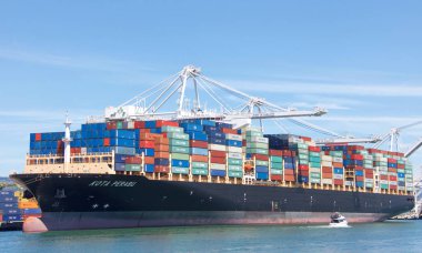 Oakland, Ca - 3 Ağustos 2019: Kargo gemisi Kota Perabu, ABD 'nin en işlek beşinci limanı Oakland Limanı' nda yükleniyor..