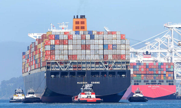 Окленд, Калифорния - 25 апреля 2019 года: грузовое судно ERSK EDIRNE маневрирует в порту Окленд. Majek является крупнейшим оператором контейнеровозов и судов снабжения в мире с 1996 года
.