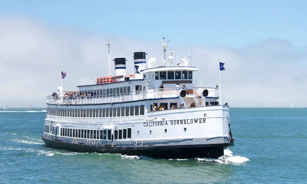 2019年7月13日 旧金山 加利福尼亚号船驶向海湾大桥下 漂泊者游轮是当地最受欢迎的晚餐游轮 婚礼和公司活动 — 图库照片