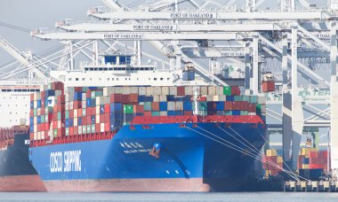 Oakland, Ca - 3 Ocak 2018: Kargo Gemisi Cscl Doğu Çin Denizi ABD 'nin en işlek beşinci limanı Oakland Limanı' nda yükleniyor.
