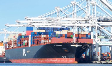 Oakland, Ca - 21 Ocak 2019: Kargo gemisi Apl Sentosa Oakland Limanı 'na yükleniyor. Amerikan Başkanı Lines, Apl, dünyanın en büyük 7. konteyner taşımacılığı ve nakliye şirketidir..