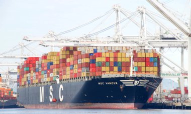 Oakland, Ca - 28 Ocak 2019: Kargo Gemisi Msc Vandya Oakland Limanı 'nda yükleme yaparken cankurtaran botu talimi yapıyor.. 