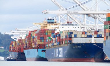 Oakland, Ca - 01 Şubat 2019: Amerika Birleşik Devletleri 'nin en işlek beşinci limanı olan Oakland Limanı' nda yüklenen çok sayıda kargo gemisi.