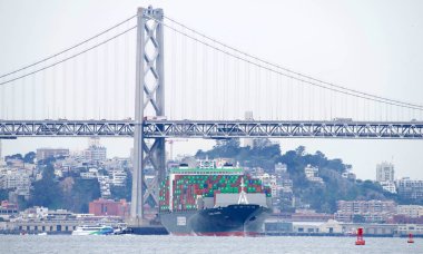 Oakland, Ca - 08 Şubat 2019: Evergreen Kargo Gemisi Oakland Limanı 'na manevra yapıyor..