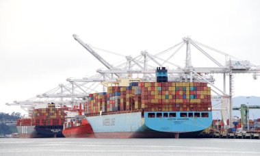 Oakland, Ca - 11 Şubat 2019: Kargo Gemileri Msc Silvia, Kaptan Patton ve Maersk Eindhoven ABD 'nin en işlek beşinci limanı olan Oakland Limanı' nda yükleme yapıyorlar..