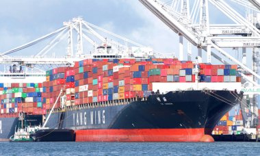 Oakland, Ca - 15 Şubat 2019: Kargo Gemisi Ym Unison Oakland Limanı 'nda deniz hizmetleri alırken yükleniyor.