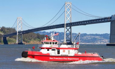 San Francisco, Ca - 18 Şubat 2019 San Francisco Körfezi 'nde San Francisco İtfaiye Departmanı tarafından işletilen bir itfaiye gemisidir. Ayrıca İtfaiye Teknesi 3 olarak da bilinir. Arka planda Bay Bridge.