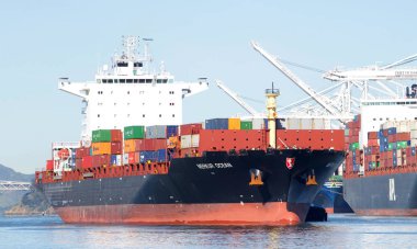 Oakland, Ca - 22 Şubat 2019: ABD 'nin en işlek beşinci limanı olan Oakland Limanı' na manevra yapmak için Kargo Gemisi Merkur Okyanusu 'na destek veren römorkör.