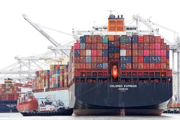 Oakland February 2019 Cargo Ships Unable Maneuver Sideways Multiple Tugboats — Stock Photo, Image