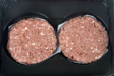 Sebze bazlı hamburger köfteleri paketini kapat. Marketin et reyonunda satılan ilk bitkisel burger..