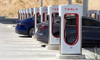 Kettleman City, Ca - 28 Eylül 2019, Kettleman City 'deki Tesla Süper Şarj İstasyonu. Süperşarj istasyonları Tesla arabalarının bir saat içinde kanalda hızlı şarj olmasına izin veriyor..