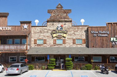 Kettleman City, Ca - 28 Eylül 2019: 4 Bravo Farms mağazasının en büyüğü Kettleman City 'deki Bravo Farms. Buradaki tema vahşi batı. Hayalet kasaba, restoran ve büyük bir çiftlik dükkânı var..