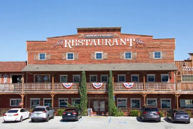 Kettleman City, Ca - 28 Eylül 2019: 4 Bravo Farms mağazasının en büyüğü Kettleman City 'deki Bravo Farms. Buradaki tema vahşi batı. Hayalet kasaba, restoran ve büyük bir çiftlik dükkânı var..