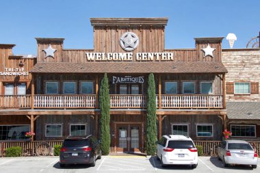 Kettleman City, Ca - 28 Eylül 2019: 4 Bravo Farms mağazasının en büyüğü Kettleman City 'deki Bravo Farms. Buradaki tema vahşi batı. Hayalet kasaba, restoran ve büyük bir çiftlik dükkânı var..