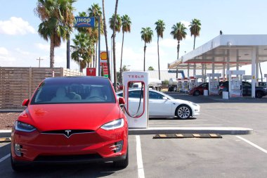 Bakersfield, Ca - 28 Eylül 2019 Stockdale Hwy 'deki Tesla Süper Şarj İstasyonu. Süperşarj istasyonları Tesla arabalarının bir saat içinde kanalda hızlı şarj olmasına izin veriyor. Benzin istasyonu arkada..