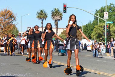 Oakland, Ca - 5 Ekim 2019 Oakland Siyahi Kovboylar Derneği 'nin ev sahipliğini yaptığı 45. Geleneksel Siyah Kovboy Geçit Töreni' nin kimliği belirsiz katılımcıları.