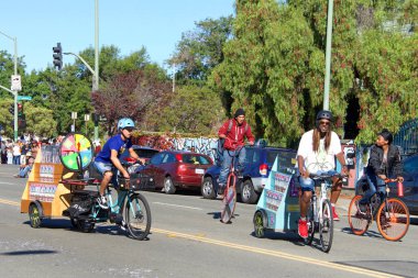 Oakland, Ca - 5 Ekim 2019 Oakland Siyahi Kovboylar Derneği 'nin ev sahipliğini yaptığı 45. Geleneksel Siyah Kovboy Geçit Töreni' nin kimliği belirsiz katılımcıları.