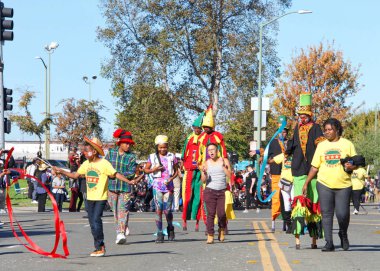 Oakland, Ca - 5 Ekim 2019 Oakland Siyahi Kovboylar Derneği 'nin ev sahipliğini yaptığı 45. Geleneksel Siyah Kovboy Geçit Töreni' nin kimliği belirsiz katılımcıları.