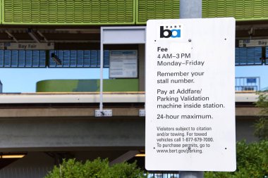San Leandro, Ca - Ekim 06, 2019: The San Francisco Bay Area Rapid Transit Treni, bilinen adıyla Bart 'ın Oakland Uluslararası Havalimanı' na Oakland 'daki Kolezyum Bart istasyonundan yeni bir hizmeti vardır..