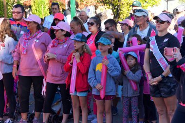 Walnut Creek, Ca - Ekim 06, 2019: Bir Tedavi İçin Göğüs Kanseri Yürüyüşü 'nün kimliği belirsiz katılımcıları. Avon 1992 'den beri göğüs kanseriyle mücadelede ön planda bulunuyor..