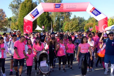 Walnut Creek, Ca - Ekim 06, 2019: Bir Tedavi İçin Göğüs Kanseri Yürüyüşü 'nün kimliği belirsiz katılımcıları. Avon 1992 'den beri göğüs kanseriyle mücadelede ön planda bulunuyor..