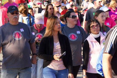 Walnut Creek, Ca - Ekim 06, 2019: Bir Tedavi İçin Göğüs Kanseri Yürüyüşü 'nün kimliği belirsiz katılımcıları. Avon 1992 'den beri göğüs kanseriyle mücadelede ön planda bulunuyor..