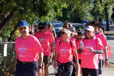 Walnut Creek, Ca - Ekim 06, 2019: Bir Tedavi İçin Göğüs Kanseri Yürüyüşü 'nün kimliği belirsiz katılımcıları. Avon 1992 'den beri göğüs kanseriyle mücadelede ön planda bulunuyor..