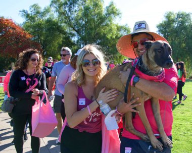 Walnut Creek, Ca - Ekim 06, 2019: Bir Tedavi İçin Göğüs Kanseri Yürüyüşü 'nün kimliği belirsiz katılımcıları. Avon 1992 'den beri göğüs kanseriyle mücadelede ön planda bulunuyor..