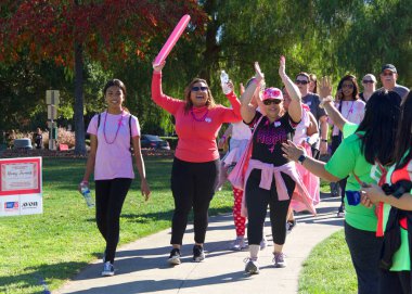 Walnut Creek, Ca - Ekim 06, 2019: Bir Tedavi İçin Göğüs Kanseri Yürüyüşü 'nün kimliği belirsiz katılımcıları. Avon 1992 'den beri göğüs kanseriyle mücadelede ön planda bulunuyor..