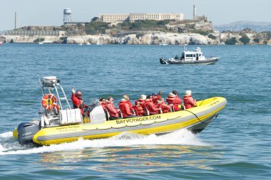 San Francisco, Ca - 11 Ekim 2019: Alcatraz Adası yakınlarındaki San Francisco Körfezi 'ndeki Voyager gemisi 39. yıllık Donanma Hava Gösterisi sırasında körfez turistlerini gezdiriyor.. 