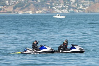 San Francisco, Ca - 11 Ekim 2019: jet ski 'deki polis memurları, San Francisco Körfezi' nde 39..