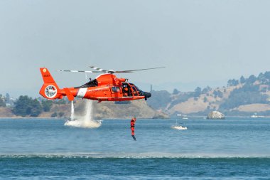 San Francisco, Ca - 11 Ekim 2019: Sahil Güvenlik helikopteri San Francisco, Ca 'da düzenlenen 39..