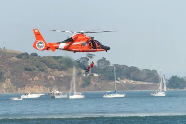 San Francisco, Ca - 11 Ekim 2019: Sahil Güvenlik helikopteri San Francisco, Ca 'da düzenlenen 39..