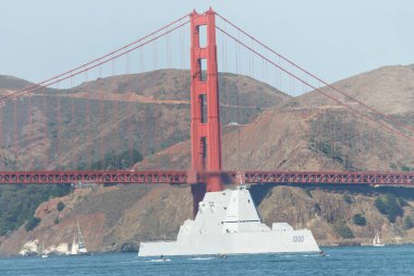 San Francisco, Ca - 11 Ekim 2019: Uss Zumwalt, ABD Donanması güdümlü füze destroyeri, ana limanı San Diego, Ca. 39. yıllık Donanma Haftası Gemi Yürüyüşü 'ne katılıyoruz..