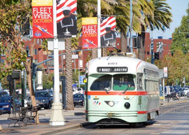 San Francisco, Ca - 12 Ekim 2019 Pazar ve Wharves Tarihi Tramvaylar. Balıkçı İskelesi 'ne geliyor, Castro Bölgesi' ne doğru gidiyor. Muni, Amerika 'nın en eski toplu taşıma acentelerinden biridir..